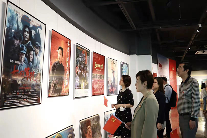 看海報、學(xué)黨史，健康產(chǎn)業(yè)公司黨總支組織參觀“紅色電影海報展”1_副本.jpg